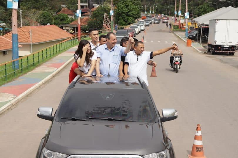 Ao lado de Alessandra Campêlo, Omar visita ações sociais no Amazonas