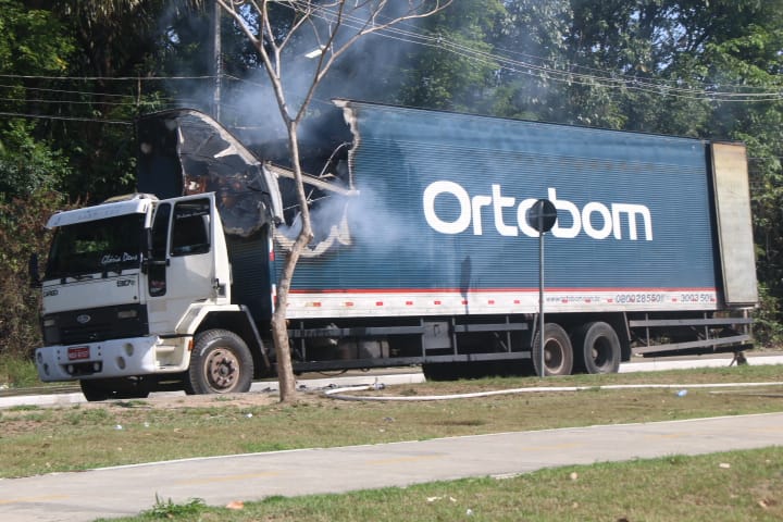 Vídeo: incêndio em caminhão assusta motoristas em avenida de Manaus