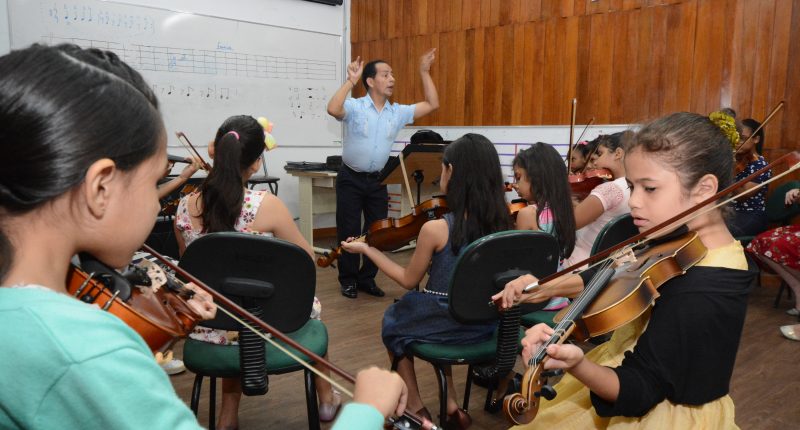 UEA abre inscrições para orquestra infantil em Manaus