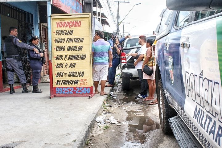 Jovem é morto a tiros dentro de vidraçaria em Manaus