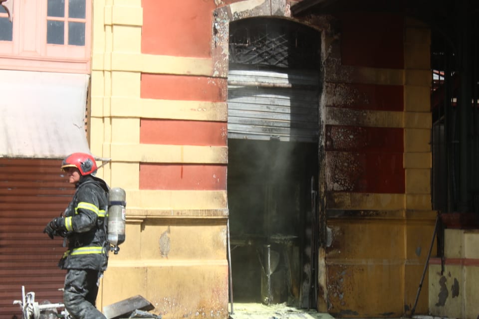 Homem ateou fogo em loteria no Mercado Adolpho Lisboa com pessoas dentro