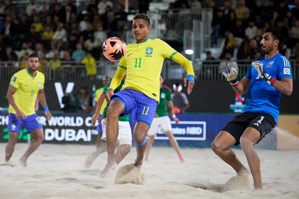 Brasil vence México e avança na Copa do Mundo de Futebol de Areia