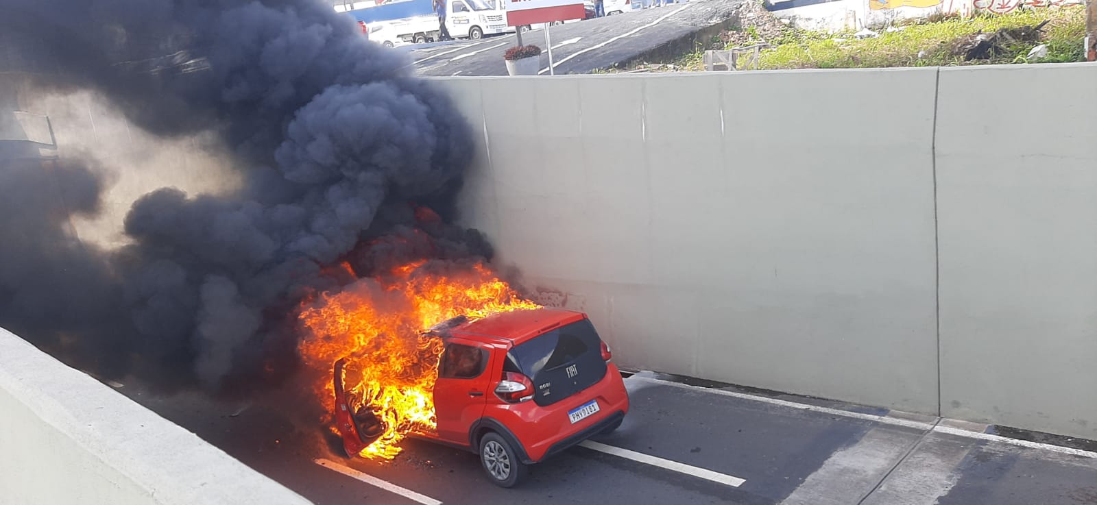 Carro movido a gás explode e fica destruído em viaduto de Manaus; vídeos