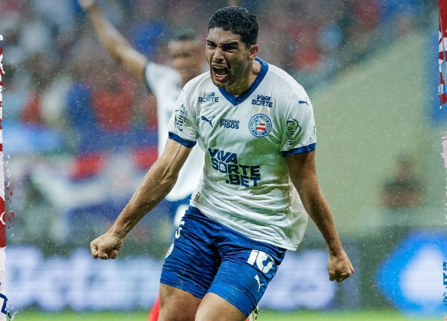 Com um a menos desde o primeiro tempo, Bahia vence clássico contra Vitória