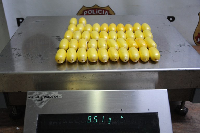 PF prende brasileiros que tentavam viajar com drogas no estômago