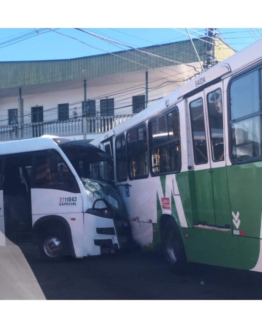 Acidente entre ônibus e rota do Distrito deixa quatro feridos em Manaus
