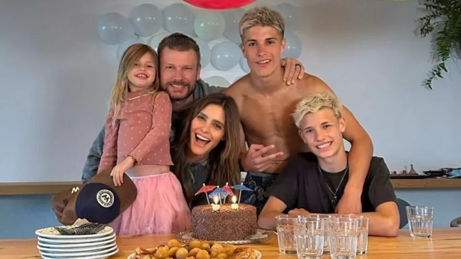 Filhos de Fernanda Lima chamam atenção em foto rara com a família 