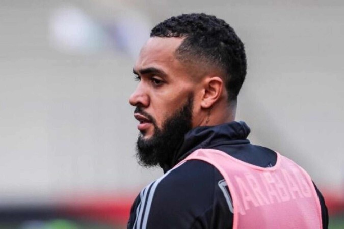 Flamengo aguarda Juninho nesta segunda para exames médicos