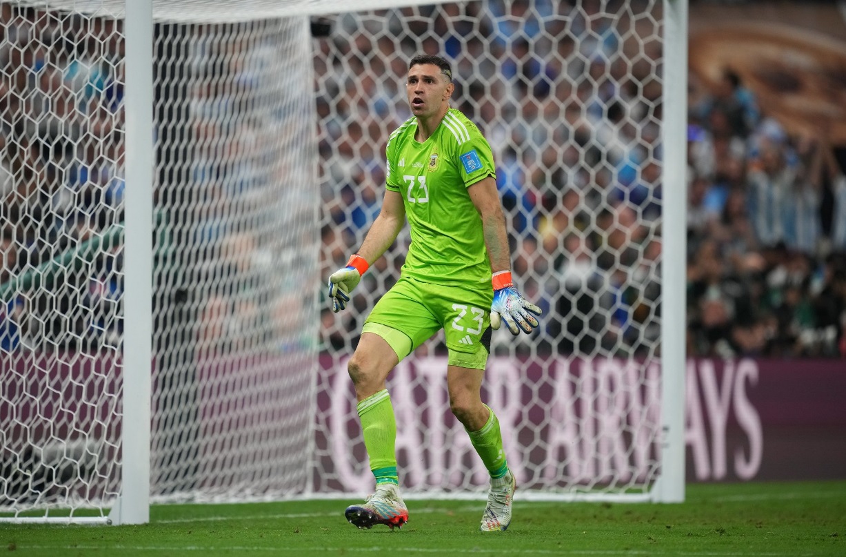 Goleiro da Argentina explica por que simulou pênis com troféu após título