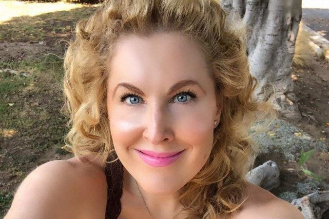 Autora de 'Dawson's Creek' comete suicídio após um ano com Covid longa