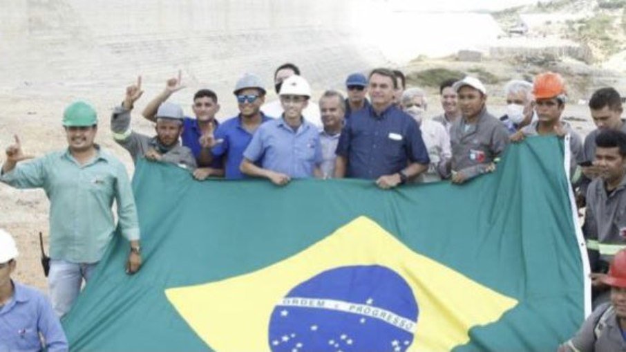 Em foto com Bolsonaro, trabalhadores fazem gesto em apoio a Lula