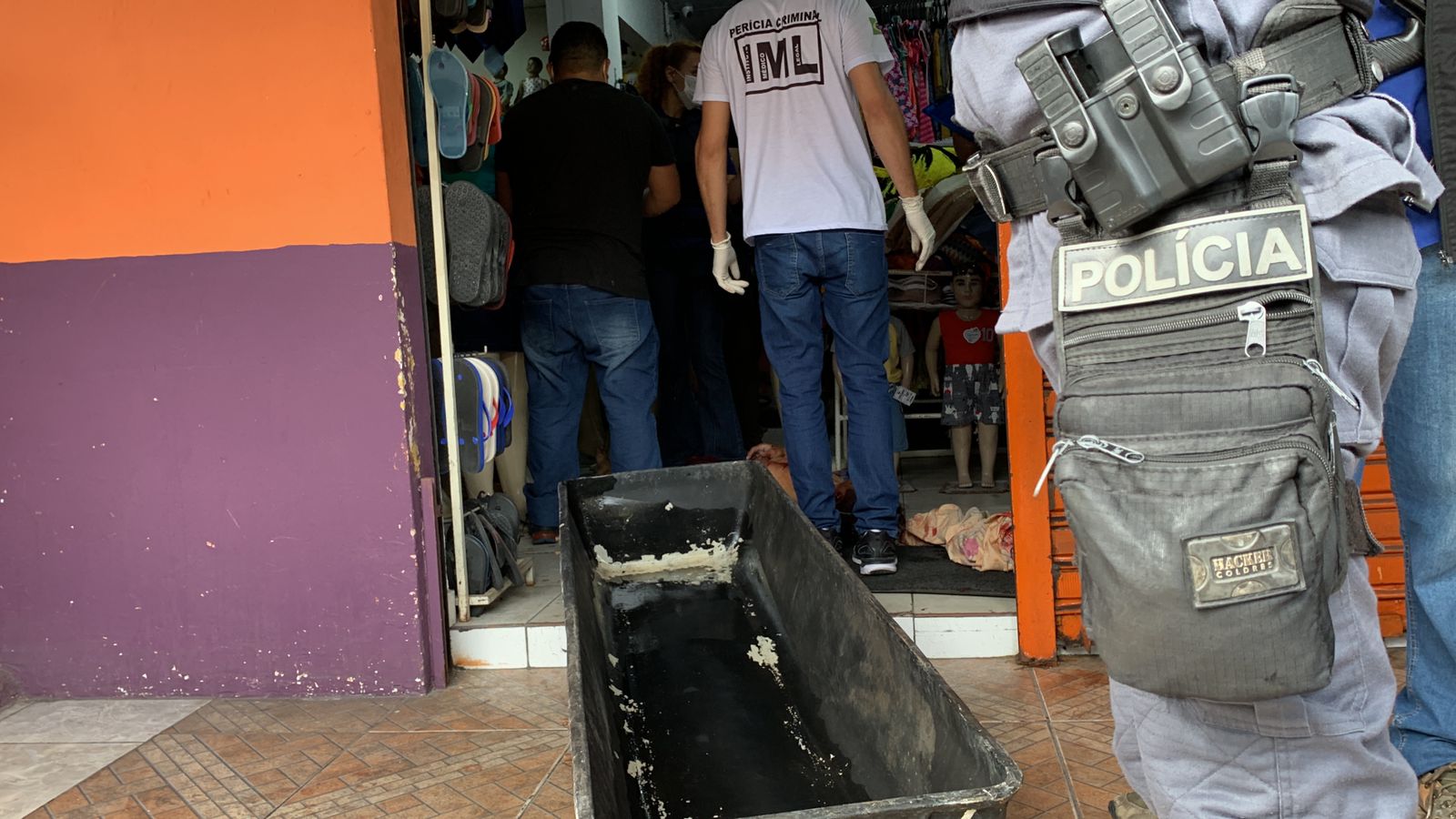 Jovem é perseguido e assassinado a tiros dentro de loja em Manaus; vídeo