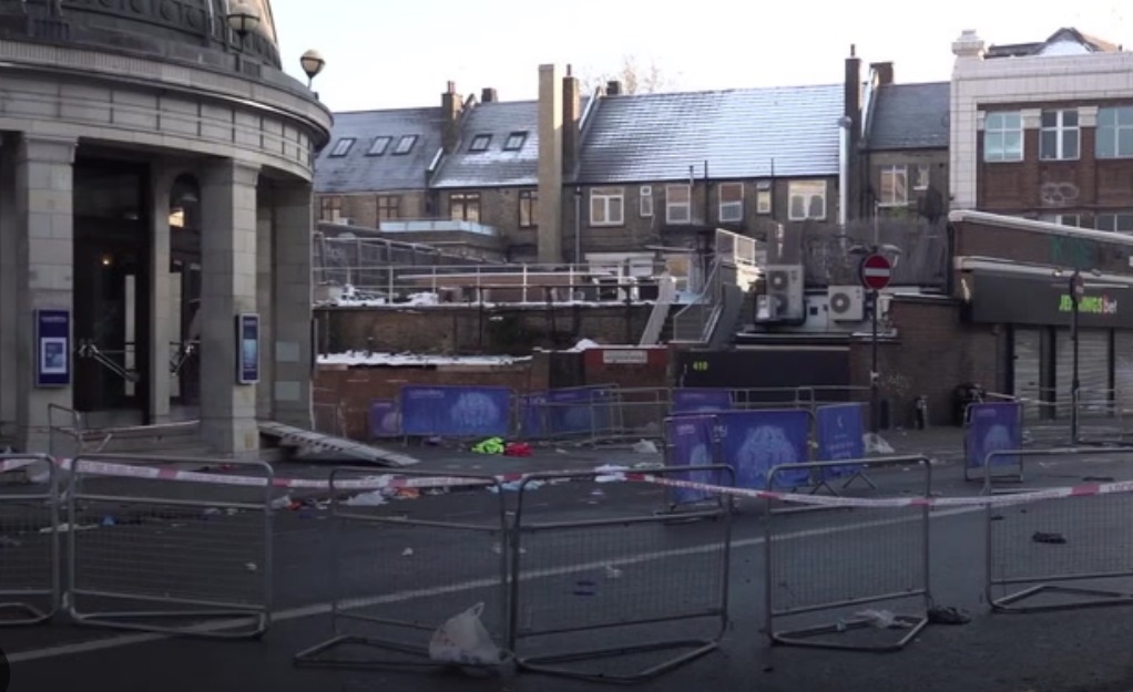 Mulher morre após ser esmagada por multidão em tumulto de show em Londres