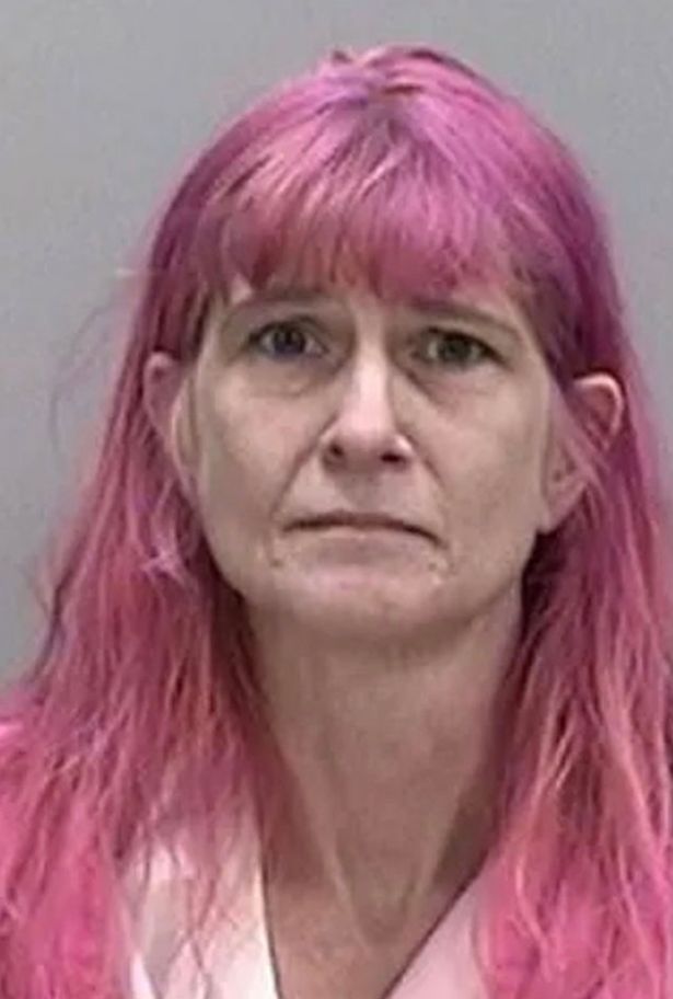 Mulher é presa após esconder o corpo de sua mãe no quintal da casa