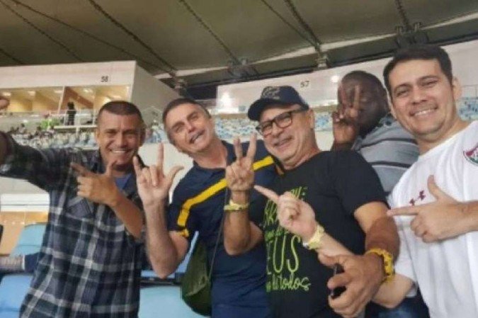 Queiroz fala em abandono ao postar foto com Bolsonaro 