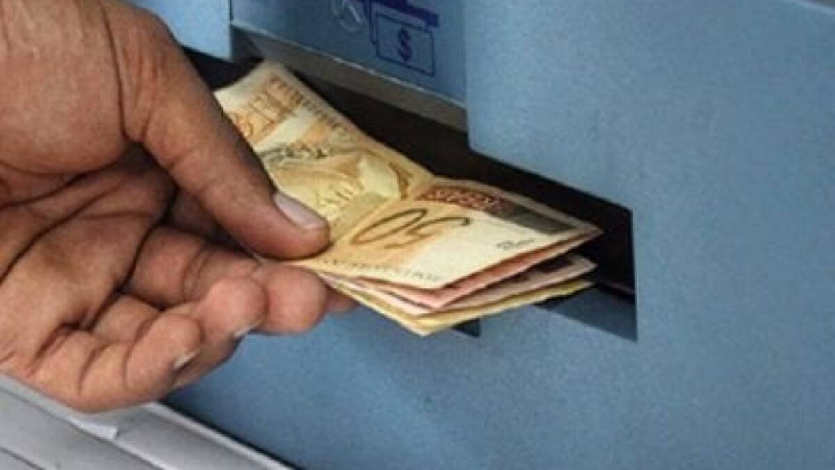 Banco é condenado a indenizar mulher por ‘prender’ salário em conta