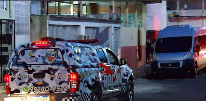 Homem monta barricada dentro de casa ao manter família refém em Manaus