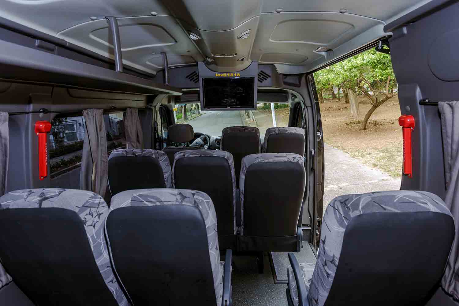 Transporte escolar que esqueceu criança na van indenizará mãe em R$ 10 mil