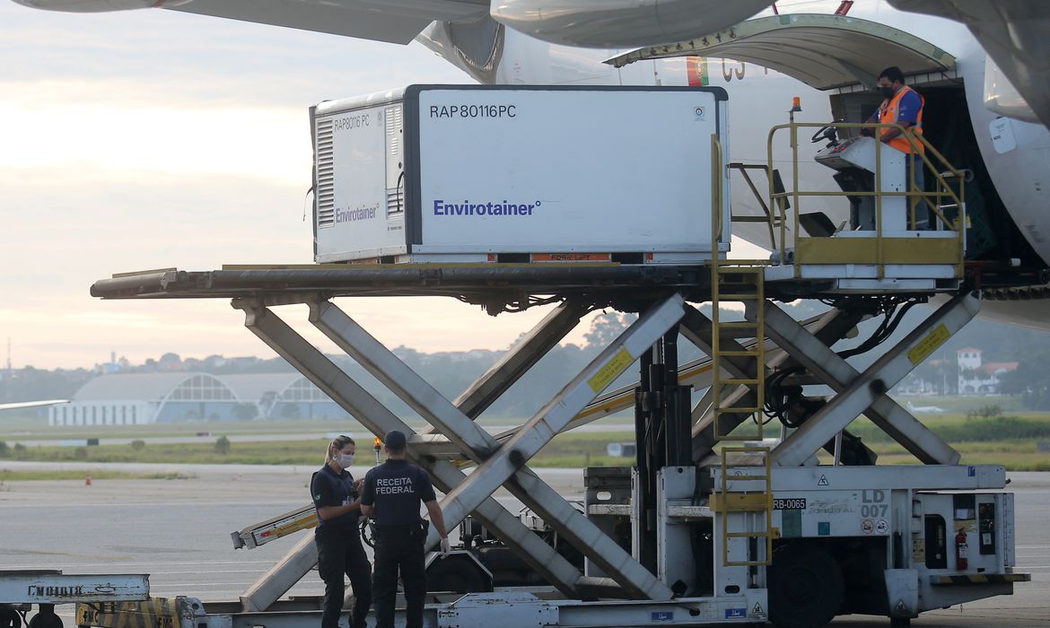 Butantan recebe insumo para produzir 8 milhões de doses de vacina