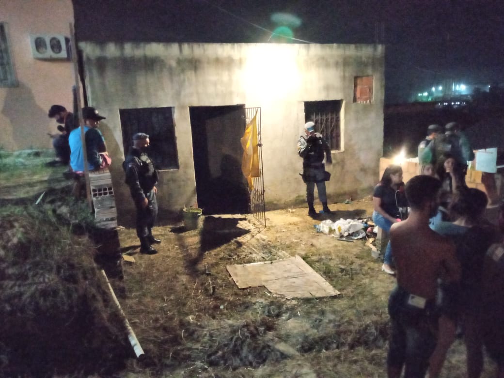 Homem é arrastado para casa abandonada e morto a tiros em Manaus