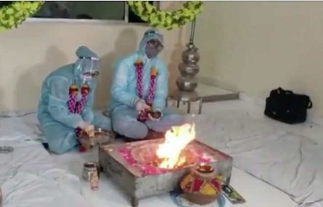 Com covid-19, noivos casam com roupa de proteção contra doença