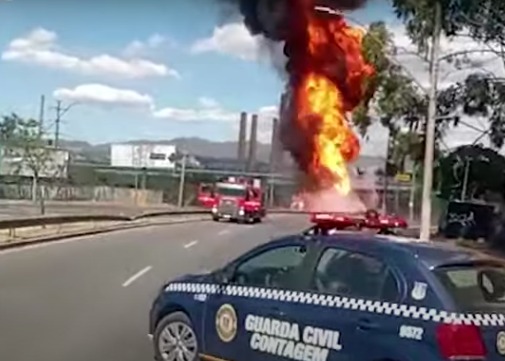 Carreta com 25 mil litros de combustível explode perto de shopping