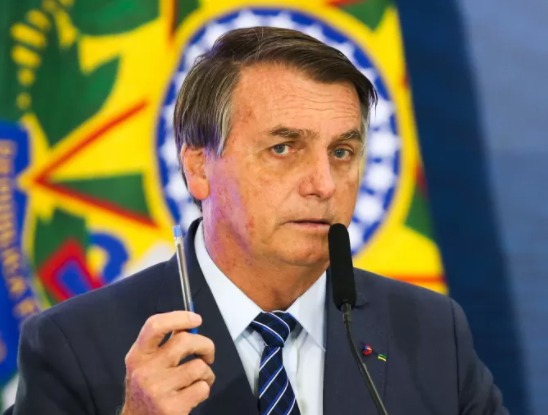 Bolsonaro chama de 'patifaria' notícia sobre aumento de próprio salário