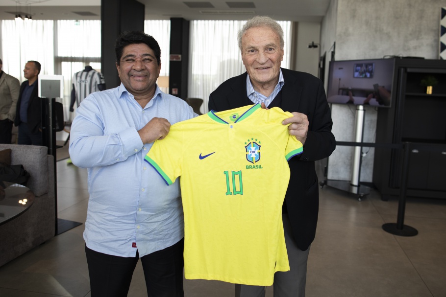 Campeão Mundial de 58, Mazzola visita concentração e recebe homenagem
