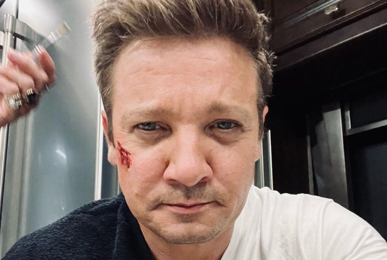 Jeremy Renner diz se culpar por acidente quase fatal com máquina de limpar neve