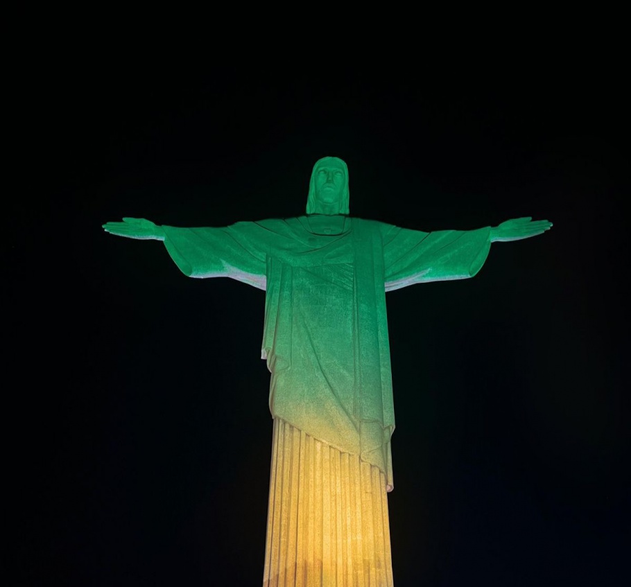 Cristo fica nas cores verde e amarelo em comemoração aos 30 anos do Tetra