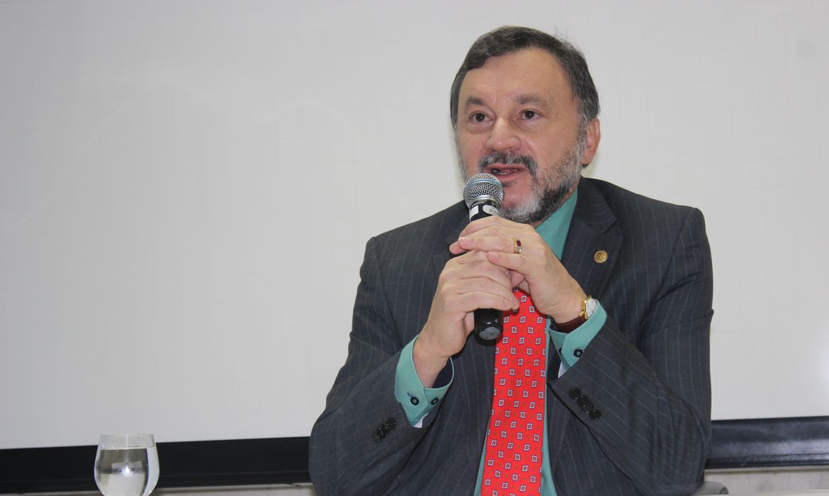 Ministro Walmir Oliveira, do TST, morre por complicações da covid-19
