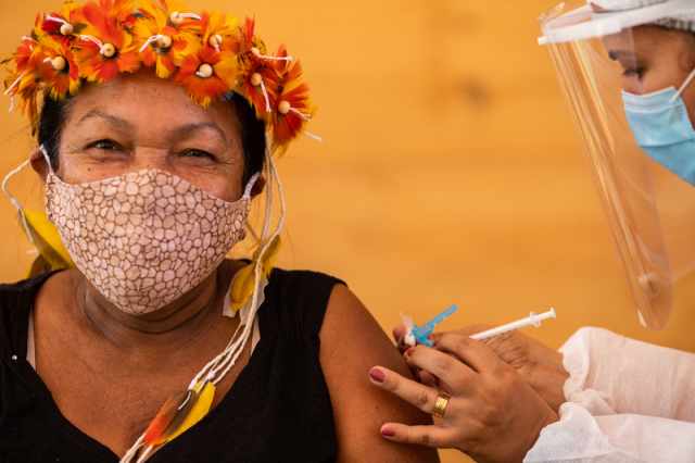 Justiça determina que indígenas urbanos sejam vacinados no Amazonas