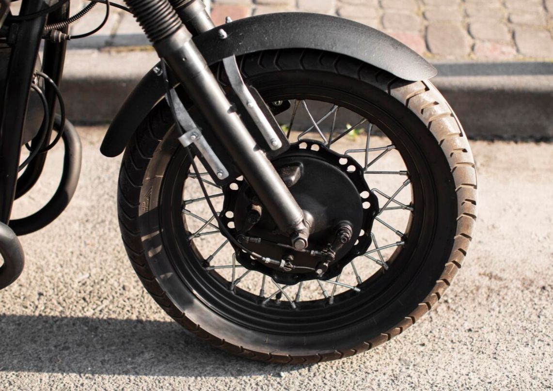 Motociclista quebra a perna após colisão com caminhão pipa em Manaus