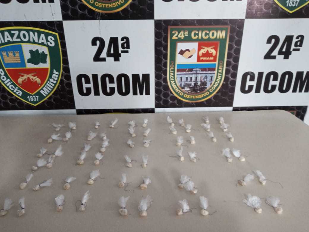 Polícia  apreende sacola com drogas na Manaus Moderna