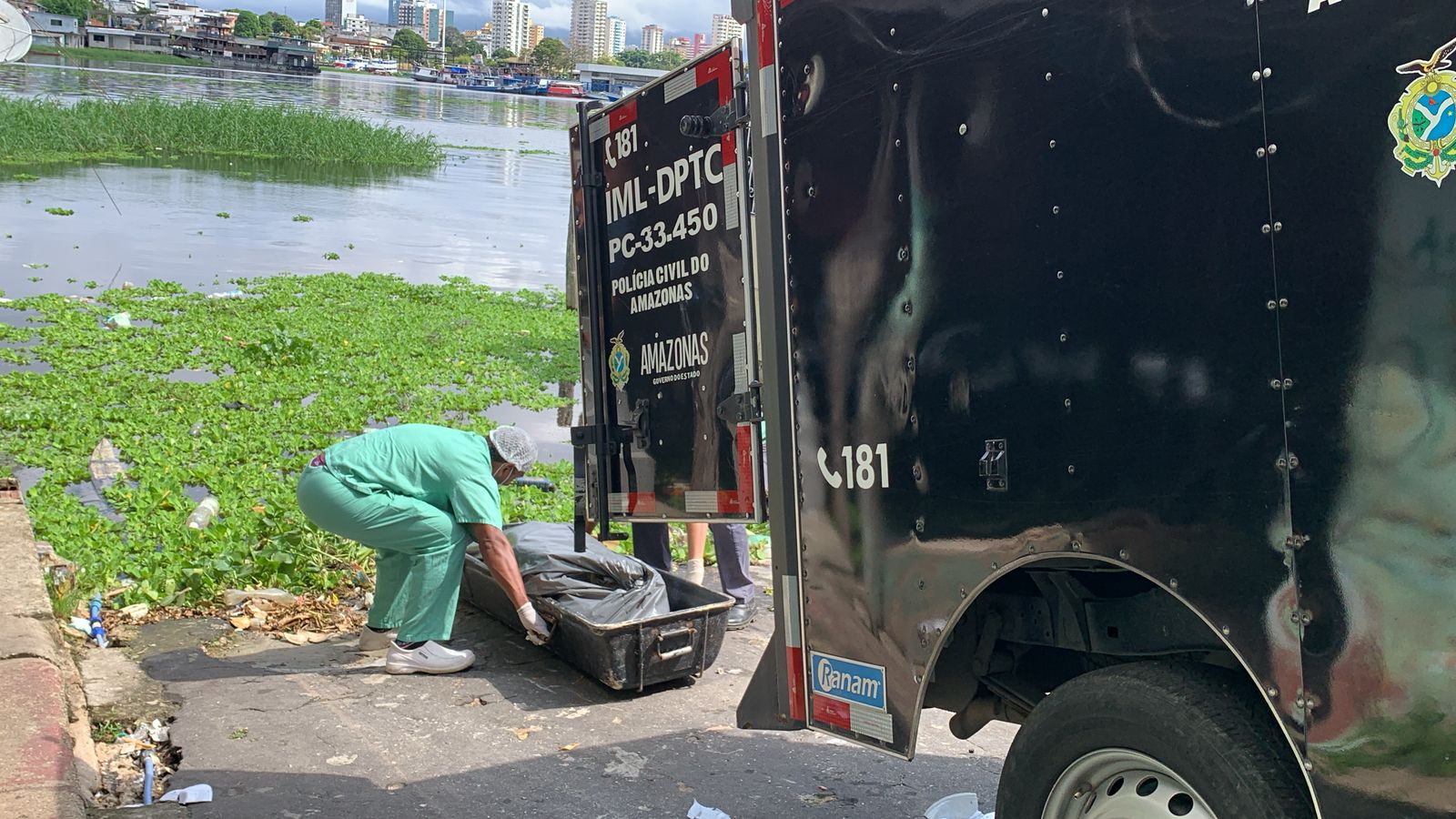 Corpo achado no Educandos tinha marcas de agressão