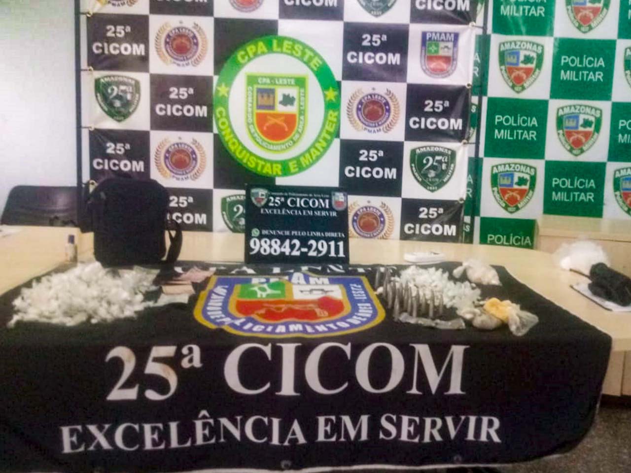 Homem com mais de 600 porções de drogas é detido pela polícia em Manaus