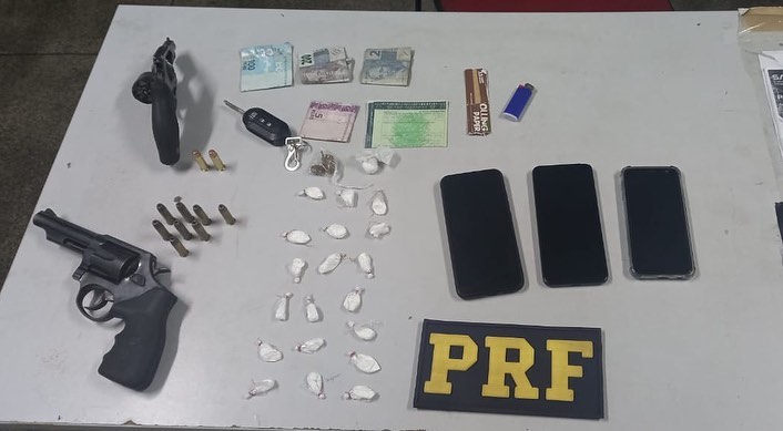 PRF prende 5 pessoas com armas e drogas na BR-319, no Amazonas