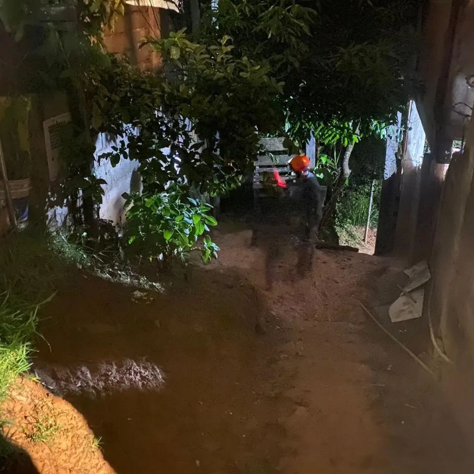 Bebê e outras duas pessoas morrem soterrados em deslizamento de terra 