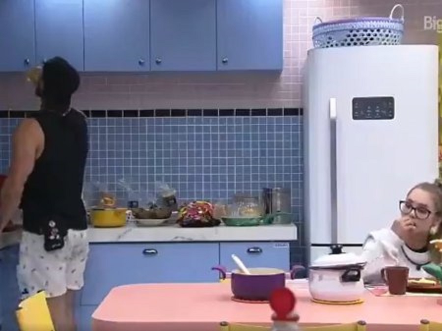 Arthur come de costas para ignorar Carla Diaz e sister se culpa