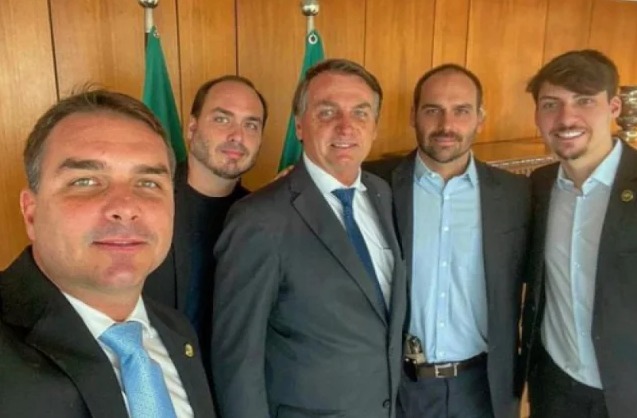 Bolsonaro pretende lançar Carlos a senador por Santa Catarina