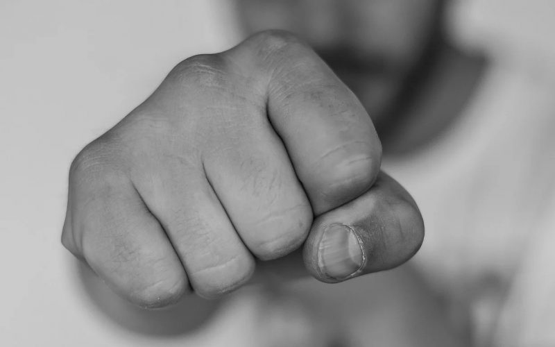 Assaltante é espancado após ser abandonado por comparsa em Manaus