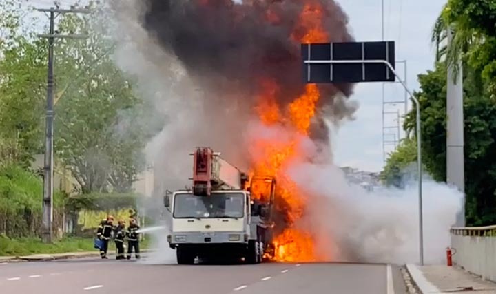 Caminhão pega fogo em plena avenida de Manaus; vídeo