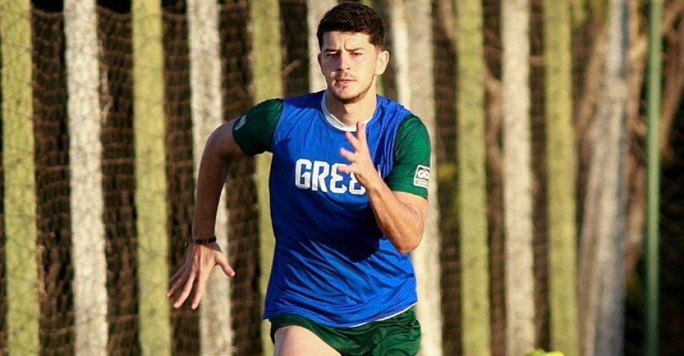 Corinthians encaminha a contratação do lateral-esquerdo Hugo, do Goiás