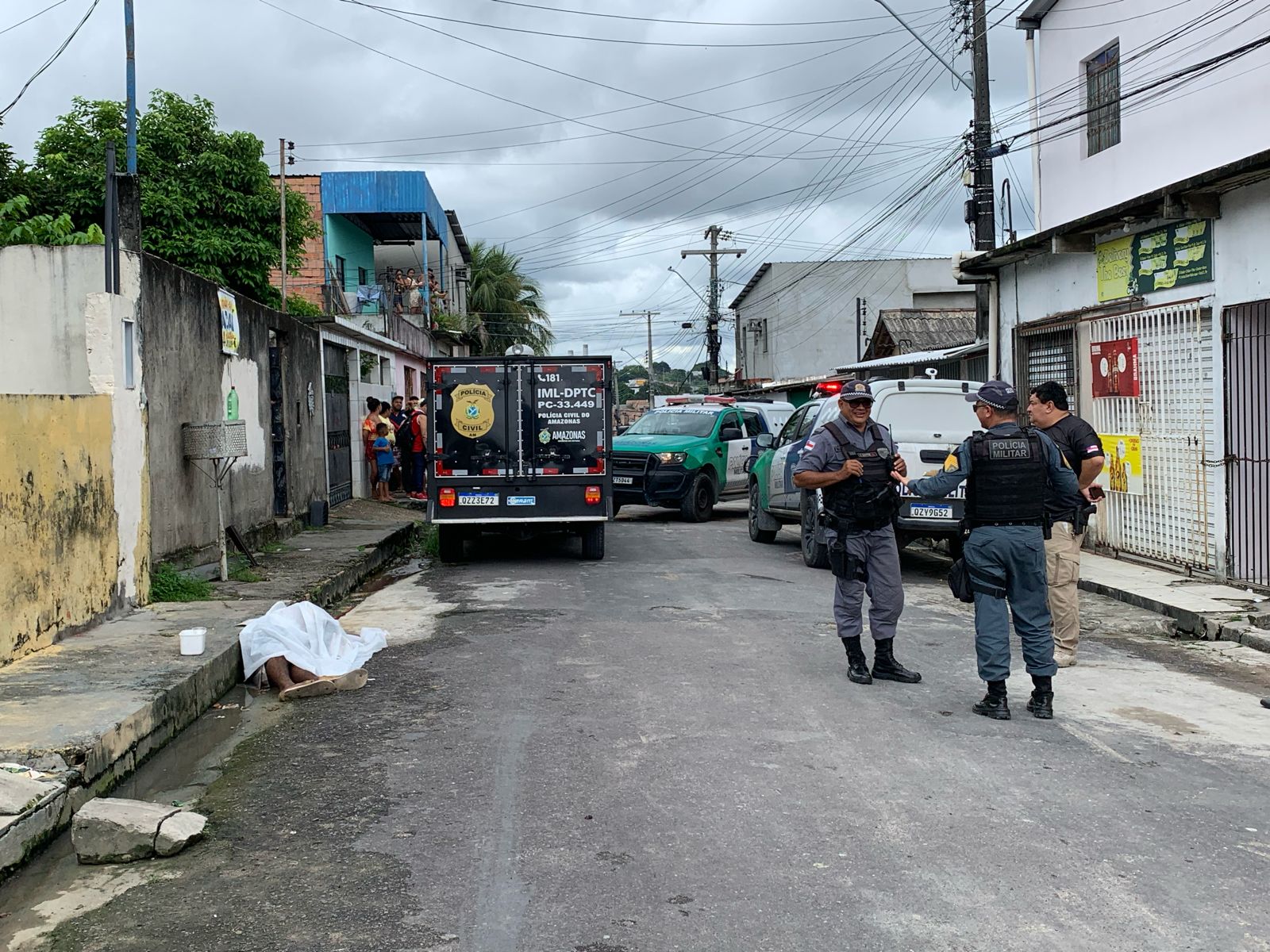 Morador em situação de rua é morto a tiros enquanto almoçava no Novo Aleixo