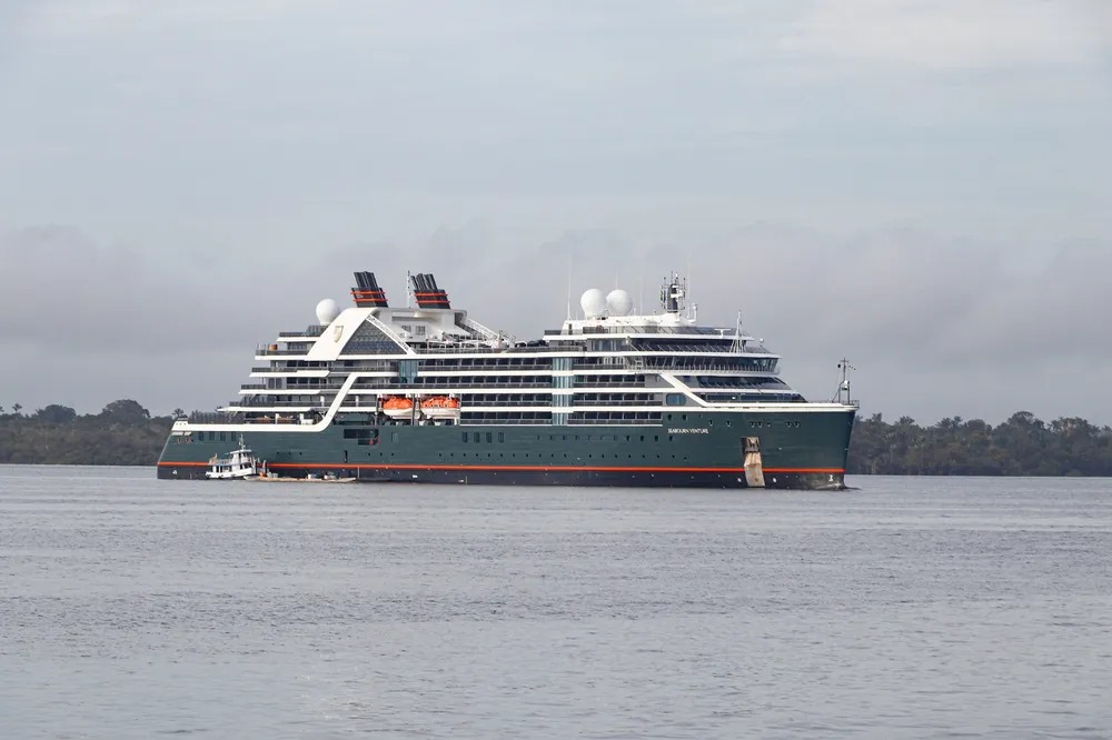 Navio ultraluxuoso atraca em Manaus com turistas de diversos países