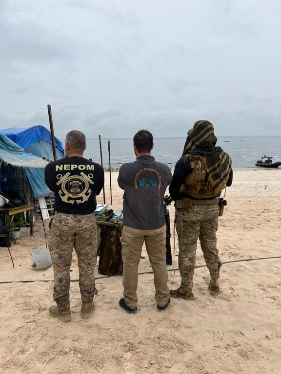 PF fiscaliza construções irregulares na Praia da Lua em Manaus