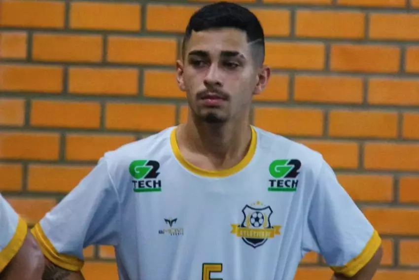 Jogador Erick Douglas, de 17 anos, morre após colidir com carro enquanto pilotava moto