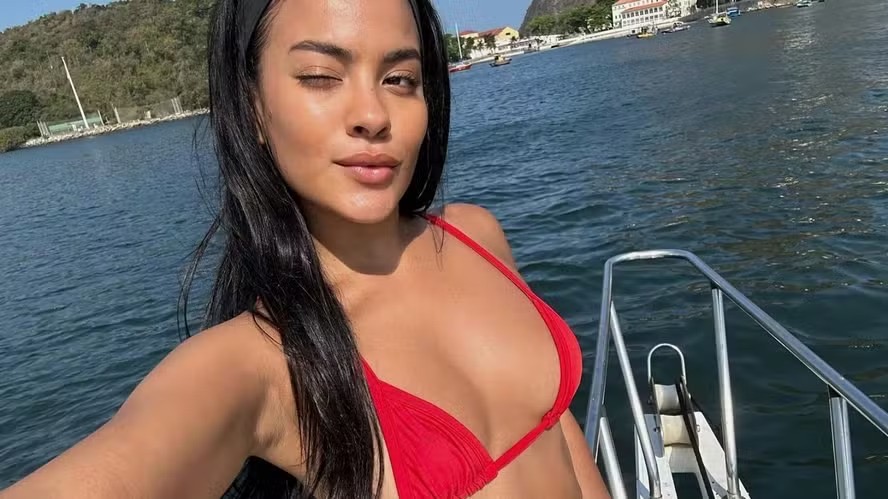 Bella Campos deixa tatuagem íntima à mostra e intriga fãs