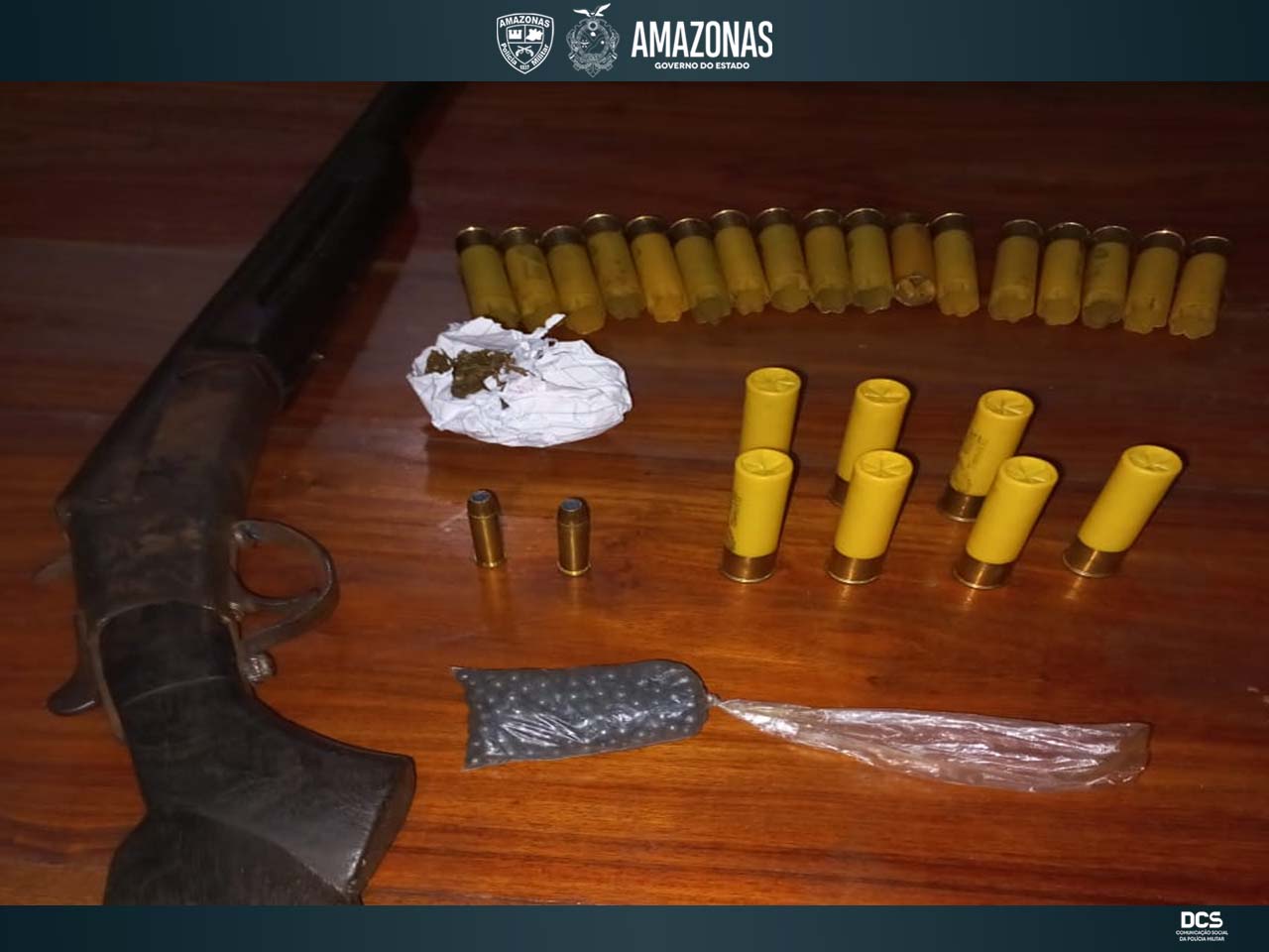 Jovem é preso com armas e drogas escondidas em casa no Amazonas
