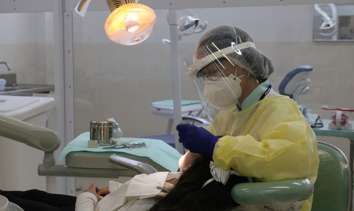 Nilton Lins oferece atendimentos odontológicos para comunidade em Manaus